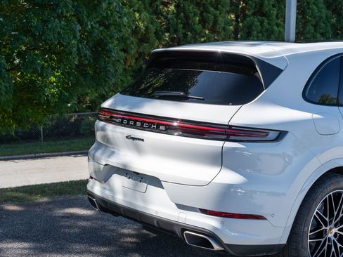 Certified 2025 Porsche Cayenne E-Hybrid w/ Premium Package Plus image 11