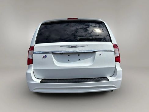 Used 2015 Chrysler Town & Country S FWD image 6