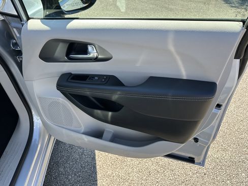 Used 2024 Chrysler Pacifica Touring-L image 16