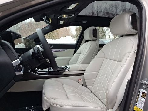 Used 2023 BMW 760i xDrive image 13