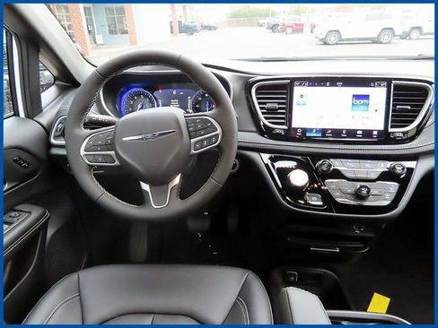 New 2026 Chrysler Pacifica Select image 11