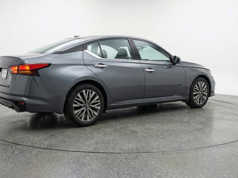 Used 2025 Nissan Altima 2.5 SV FWD image 9