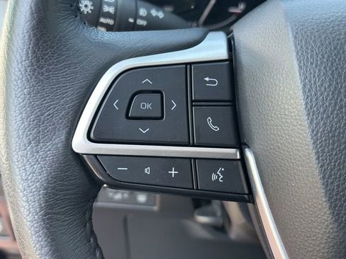 Used 2025 Toyota Sienna XLE FWD image 25