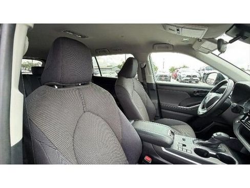 Certified 2025 Toyota Highlander LE FWD image 39