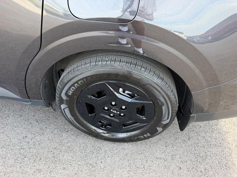 Used 2025 Kia Carnival FWD image 10