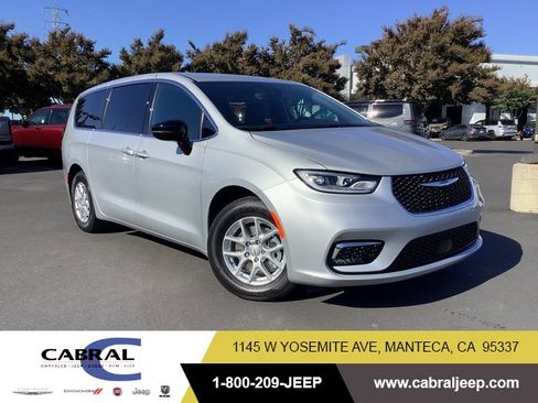 New 2026 Chrysler Pacifica Select image 1