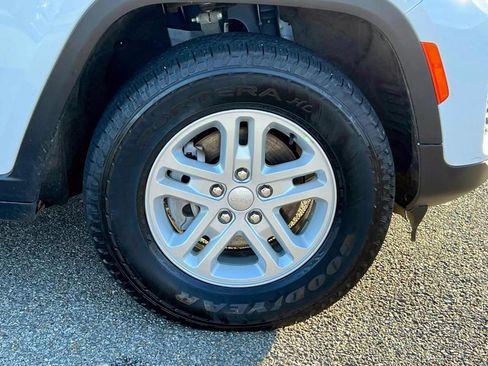 Certified 2023 Jeep Grand Cherokee Laredo w/ Luxury Tech Group I image 8