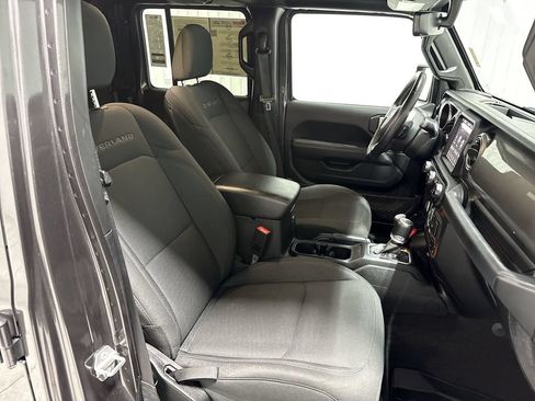 Used 2020 Jeep Gladiator Overland AWD/4WD image 29