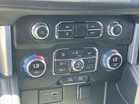 Used 2022 GMC Yukon SLE w/ Gmc Pro Safety Plus Package RWD image 18