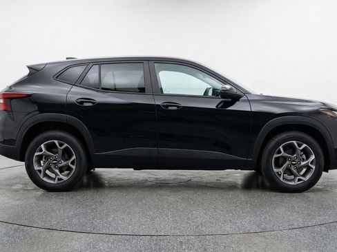 Used 2025 Chevrolet Trax LT w/ LT Convenience Package image 11