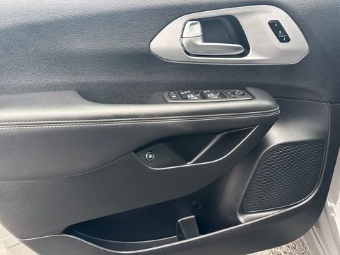 Used 2025 Chrysler Pacifica Premium image 17