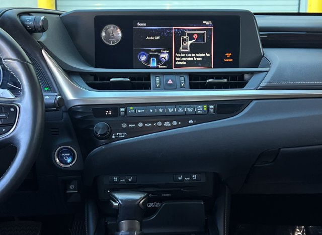 Used 2020 Lexus ES 300h w/ Premium Package FWD image 31