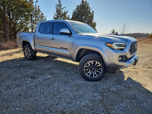 Used 2023 Toyota Tacoma TRD Sport w/ Technology Package image 2