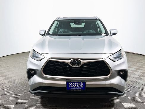 Used 2022 Toyota Highlander XLE AWD/4WD image 2