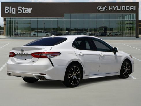 Used 2020 Toyota Camry SE FWD image 4