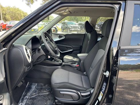 Used 2025 Kia Soul LX w/ LX Technology Package FWD image 24