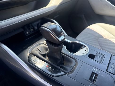 Used 2021 Toyota Highlander LE FWD image 28
