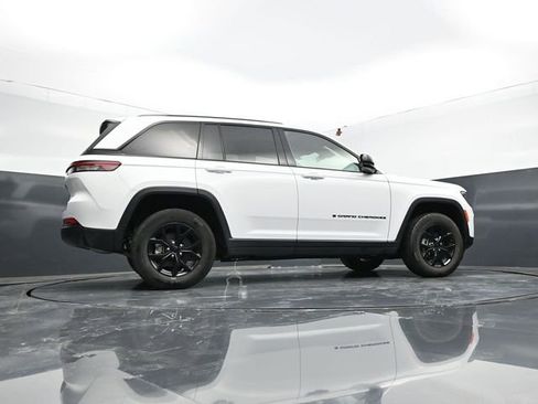 Used 2025 Jeep Grand Cherokee Altitude AWD/4WD image 58
