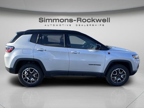 Used 2025 Jeep Compass Trailhawk AWD/4WD image 8