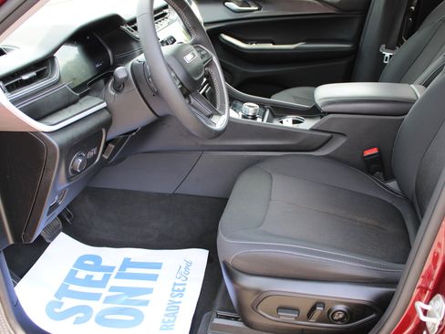 Used 2024 Jeep Grand Cherokee L Laredo image 11