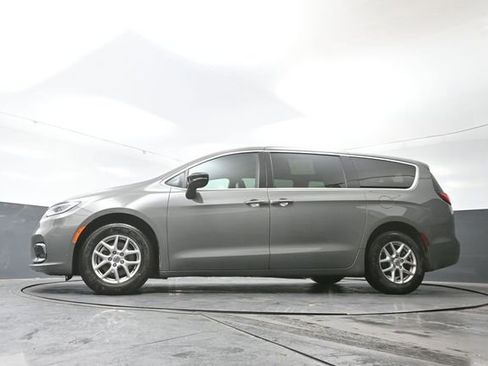 Used 2025 Chrysler Pacifica Select FWD image 50