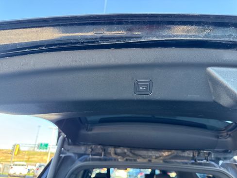 Used 2025 Chevrolet Suburban Z71 image 10