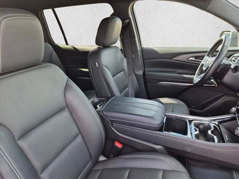 Used 2025 Chevrolet Traverse LT FWD image 12