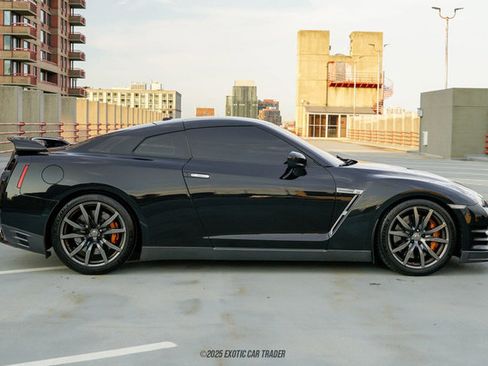 Used 2014 Nissan GT-R Premium w/ Premium Interior Package image 9