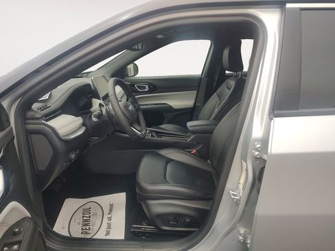 Used 2025 Jeep Compass Limited AWD/4WD image 9