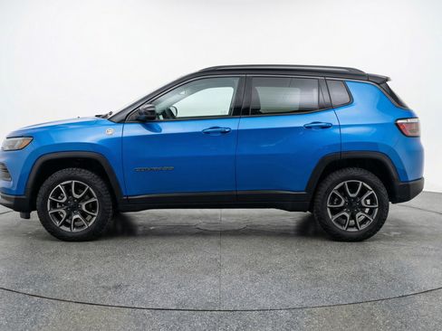 Used 2025 Jeep Compass Trailhawk image 5
