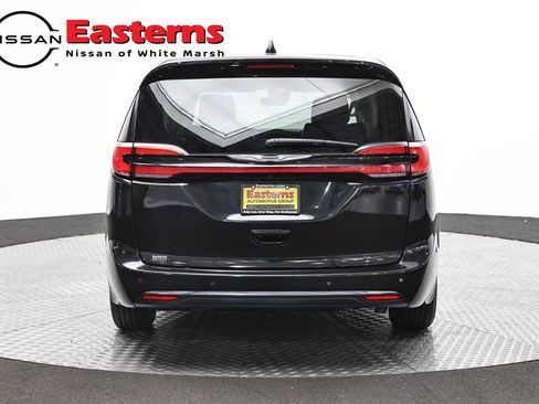 Used 2023 Chrysler Pacifica Touring-L FWD image 6