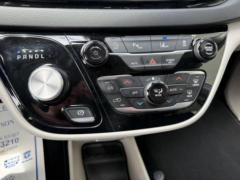 Used 2023 Chrysler Pacifica Touring-L FWD image 30