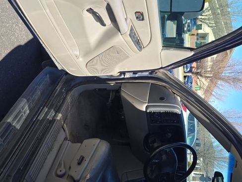 Used 2006 GMC Yukon XL SLT w/ SLT Preferred Equipment Group image 10