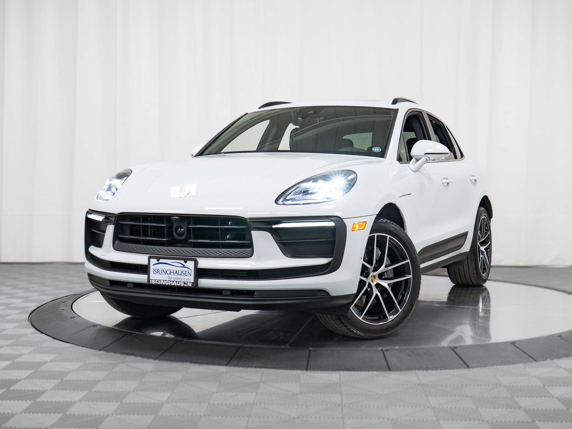 Certified 2023 Porsche Macan AWD/4WD image 32
