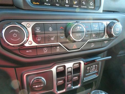 Used 2020 Jeep Wrangler Unlimited Sahara image 24