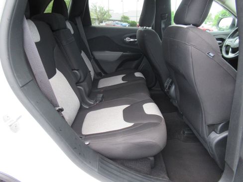 Used 2014 Jeep Cherokee Latitude w/ Comfort/Convenience Group FWD image 30