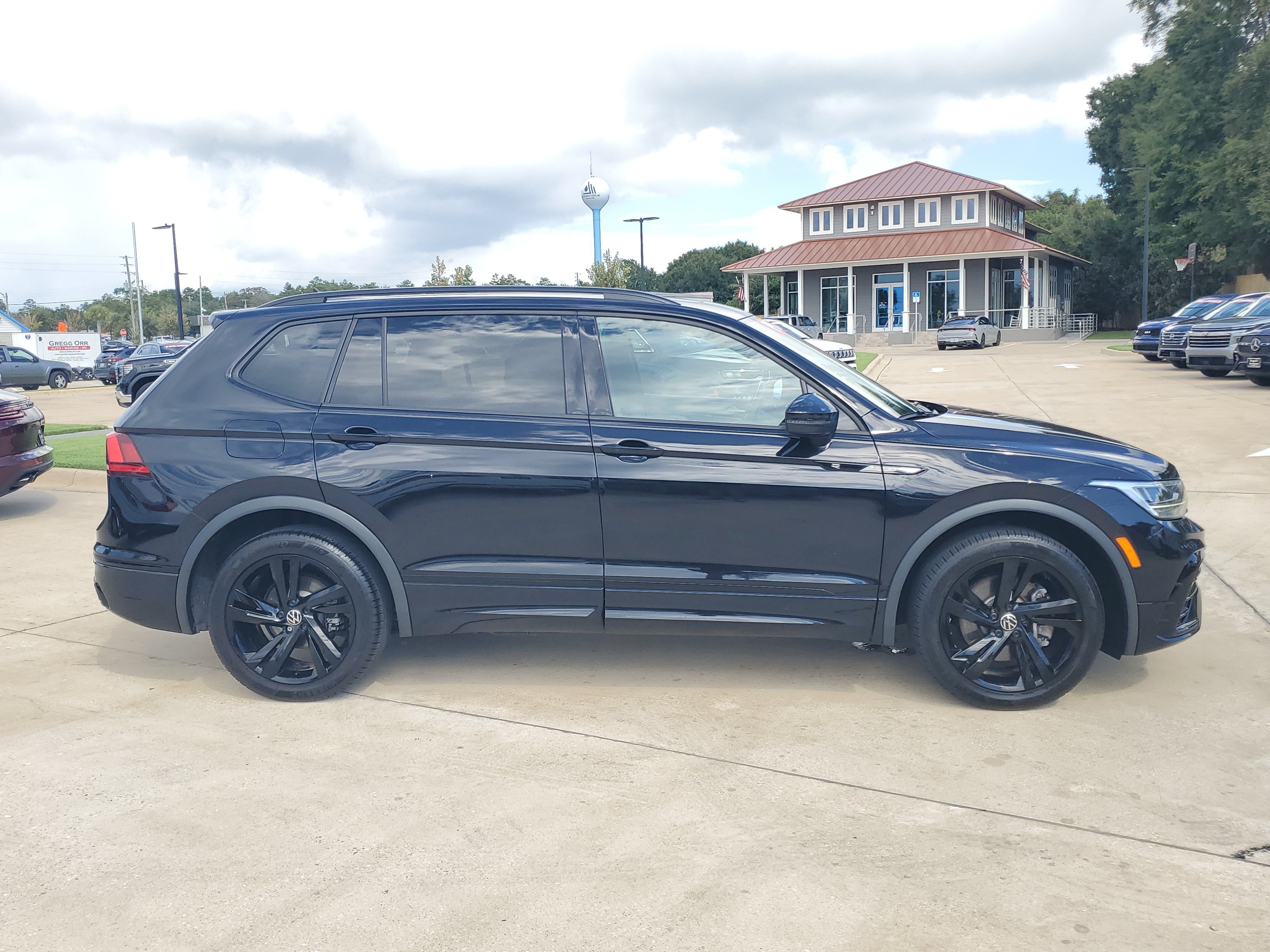 Used 2024 Volkswagen Tiguan SE R-Line FWD image 9
