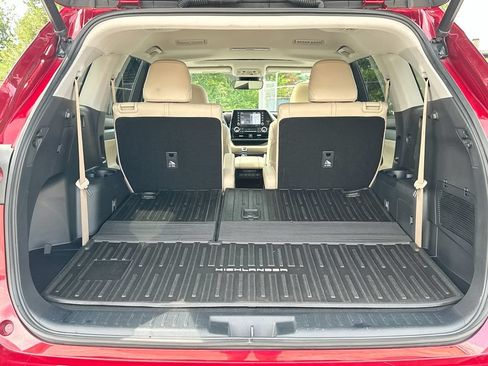 Used 2022 Toyota Highlander XLE FWD image 16