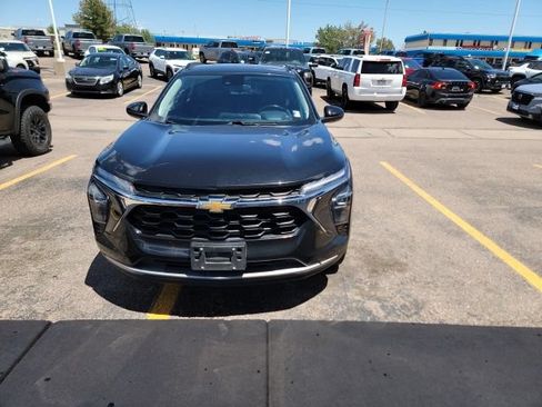 Used 2024 Chevrolet Trax LT w/ Driver Confidence Package FWD image 2