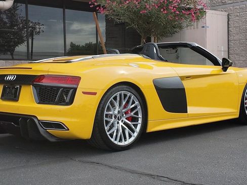 Used 2017 Audi R8 V10 w/ Carbon Exterior Package image 16