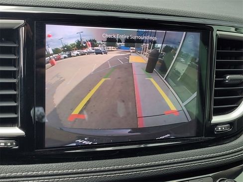 Used 2022 Chrysler Pacifica Touring-L image 17