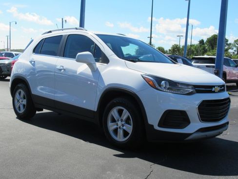 Used 2020 Chevrolet Trax LT w/ Driver Confidence Package FWD image 3