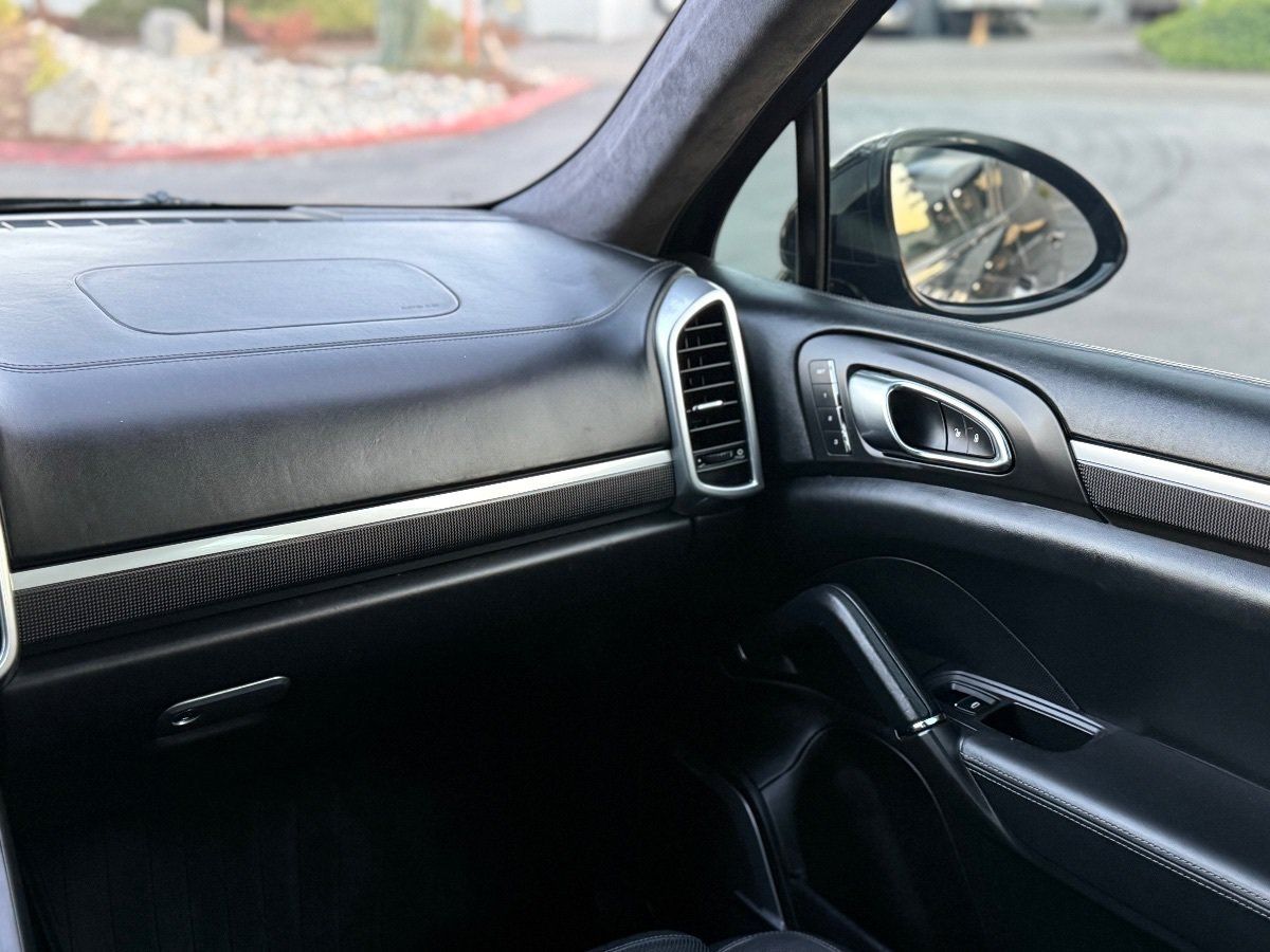 Used 2014 Porsche Cayenne Turbo S AWD/4WD image 22