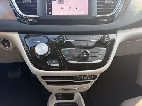 Used 2023 Chrysler Voyager LX FWD image 6
