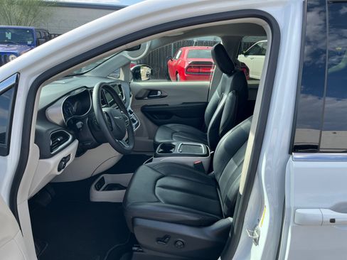 Certified 2024 Chrysler Pacifica Touring-L FWD image 13