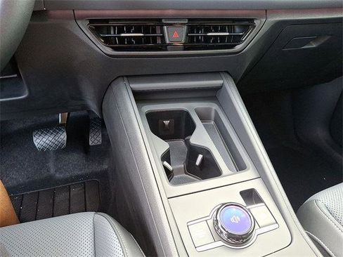 New 2025 Volkswagen Tiguan SE image 12