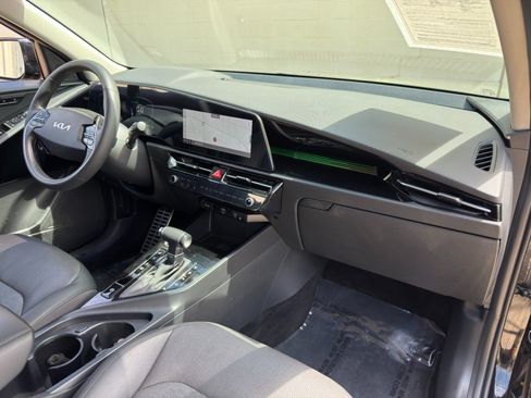 Used 2023 Kia Niro SX Touring FWD image 14