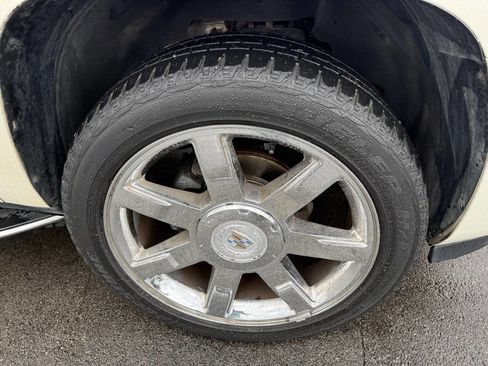 Used 2010 Cadillac Escalade Luxury image 25