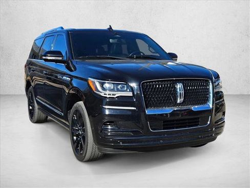 Used 2022 Lincoln Navigator Reserve image 3