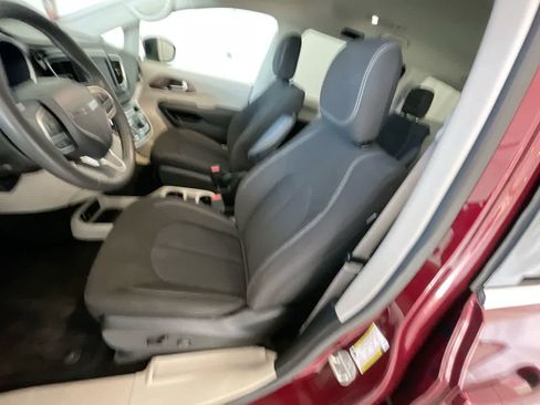 Used 2023 Chrysler Voyager LX image 11